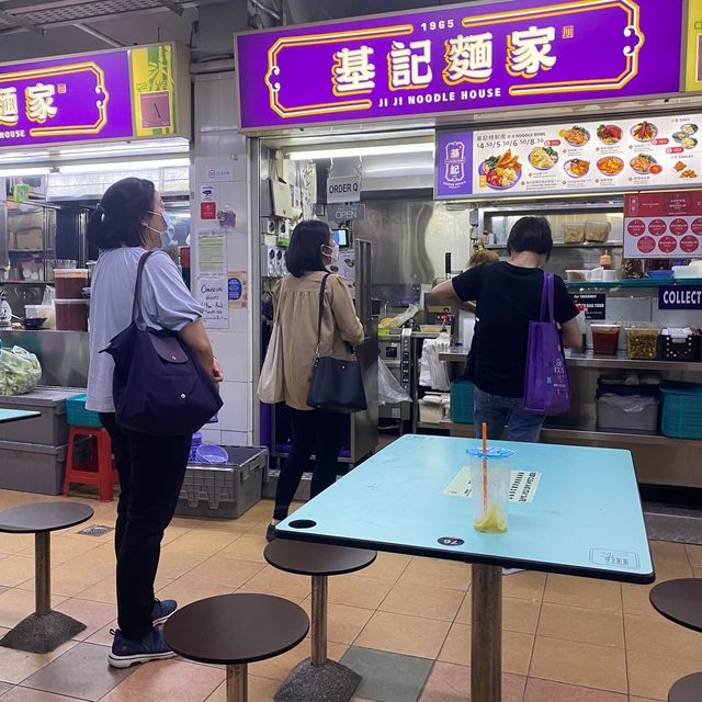 Long queue for noodles 
