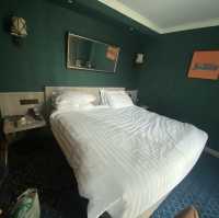 the coach  hotel  ในห้องตกแต่งหรูหรา สีเขียวได้ใจ