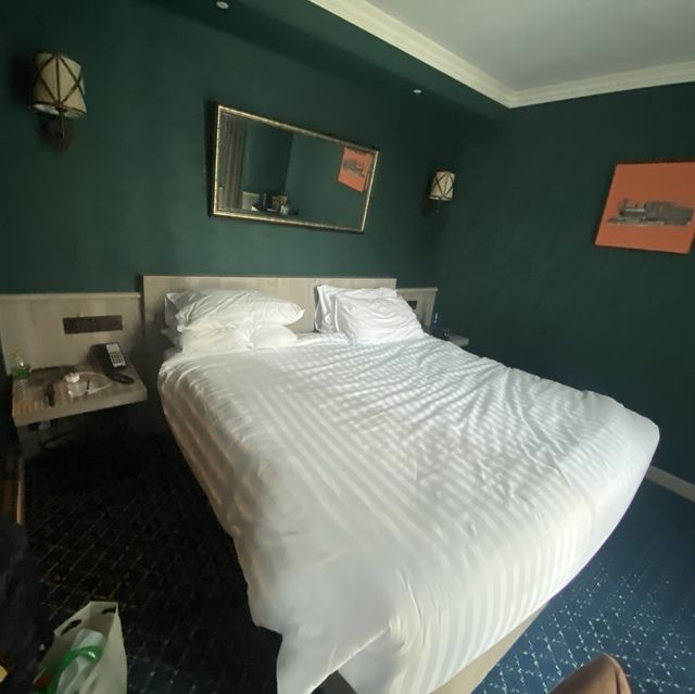 the coach  hotel  ในห้องตกแต่งหรูหรา สีเขียวได้ใจ