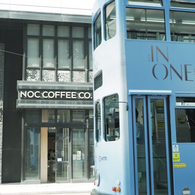 電車軌旁的極簡咖啡店