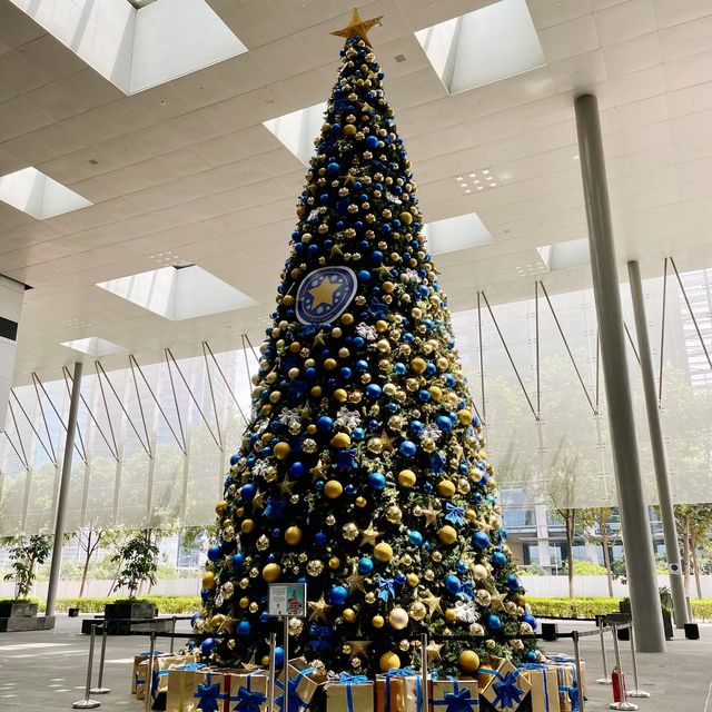 Giant Xmas tree at Asia Square