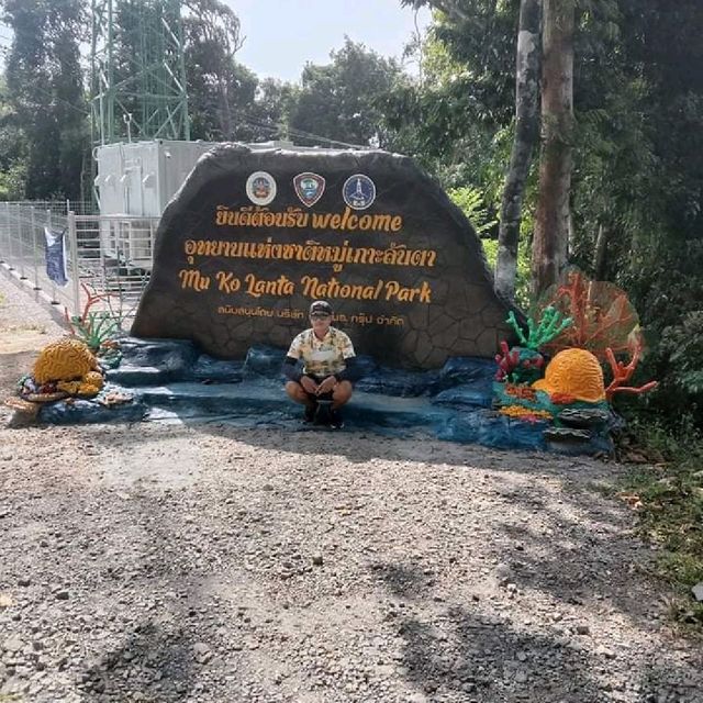 หาดทรายขาว​ ทะเลฟ้าใส