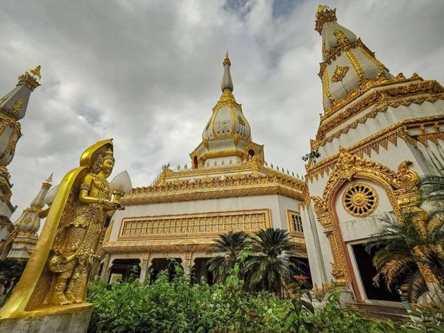 พระมหาเจดีย์ แห่งเมืองอีสาน 