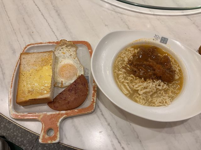 超出色沙嗲牛肉麵
