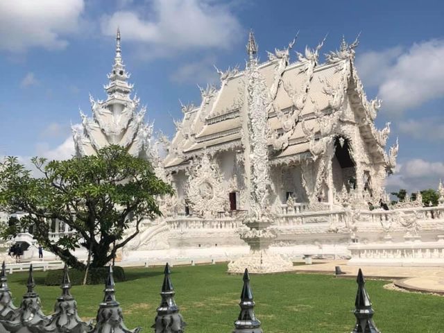 WAT RONG KHUN TEMPLE / WHITE TEMPLE
