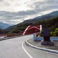 紅葉大橋｜山中的溪谷中紅色大橋