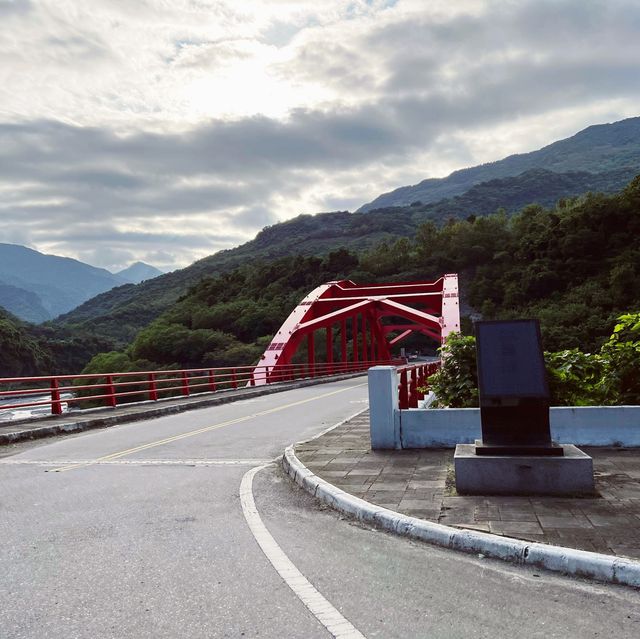 紅葉大橋｜山中的溪谷中紅色大橋