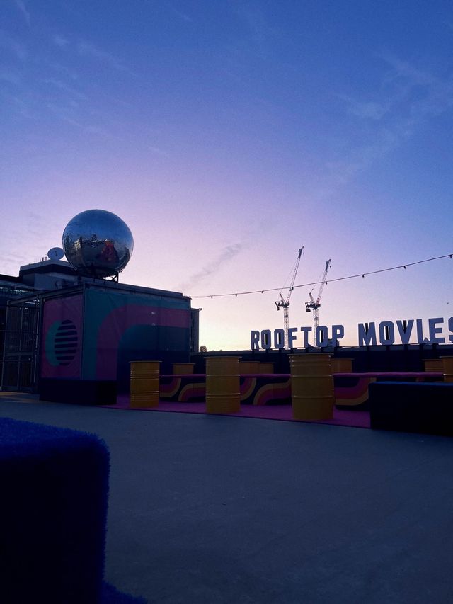 A unique movie experience on the roof! 🌅🍿