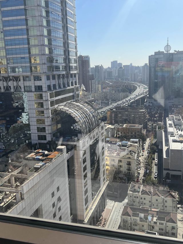 Warm hotel with great location in Jingan 