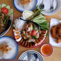 เที่ยวคาเฟ่สุดฟิน กินส้มตำสุดแซ่บ @วัดถ้ำเสือ