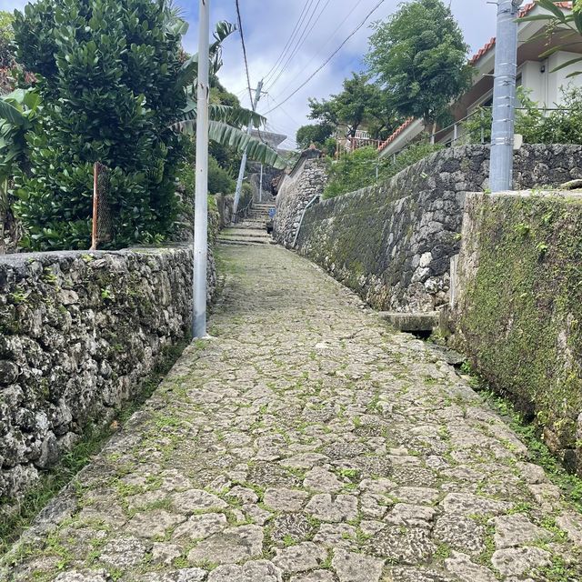 首里城まで続く石畳道をゆっくりと歩く