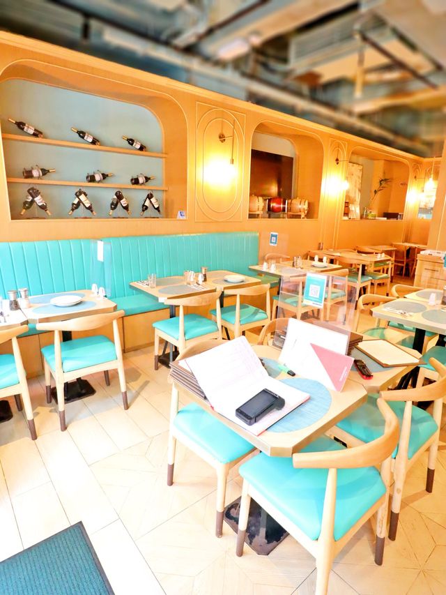 法式 Tiffany Blue 打卡餐廳  好Sharp嘅餐廳門口，引起咗我哋注意 望吓入面，餐廳仲幾靚添，好啱打卡影靚相 我哋就決定入去坐吓🥰  平日嘅下午，人比較少，可以慢慢打卡影相 呢度真係好