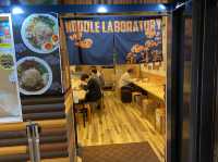 福岡空港。国内線空港内『ラーメン滑走路』で鹿児島ラーメン『Noodle Laboratory 金斗雲』に着陸✈️