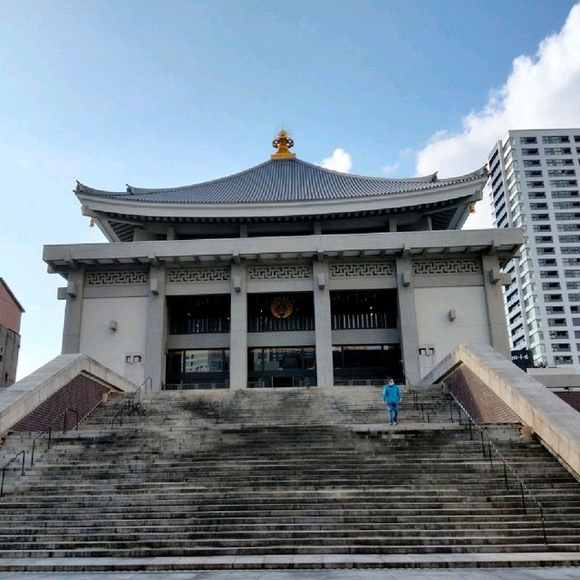 御堂筋通りにそびえ立つ城ような寺　本願寺津村別院