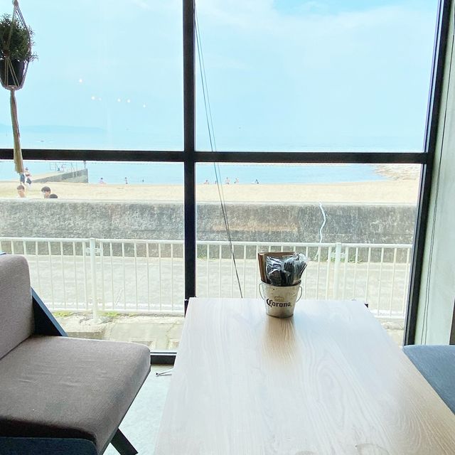 海岸沿いにあるお洒落なバーガーショップ