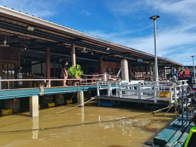 บ้านเก่าริมน้ำประแสร์ 