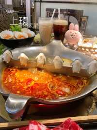 【✨湊湊火鍋店🍲 可愛企鵝造型墨魚丸 任添鴨血豆腐😻 仲有夜市遊戲區😆】