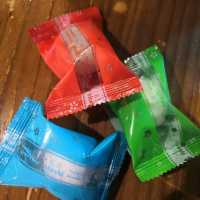 在室內大玩捉新鮮流水蝦，真開心！