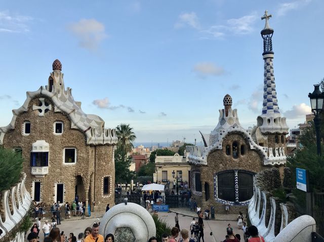 スペイン🇪🇸 ガウディ死後に有名スポットになったグエル公園をご紹介