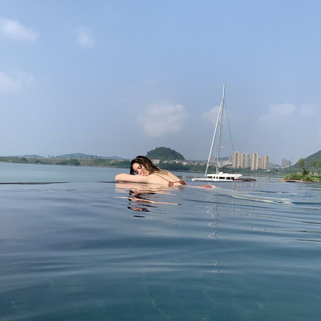 quiet hotel in nature overlooking a huge lake