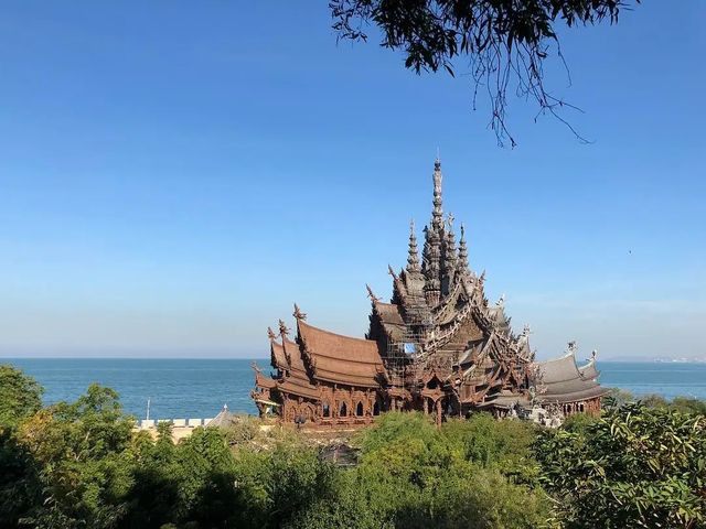 Noodle Travel's super beautiful and niche photo spot in Pattaya - Truth Temple!
