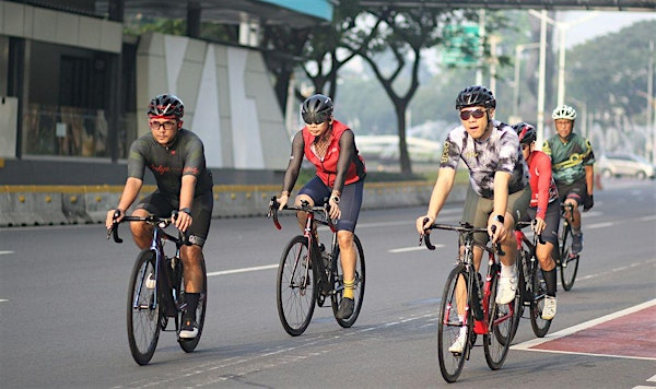 Bike Tour: Secret Societies | New Haven Green Flag Pole