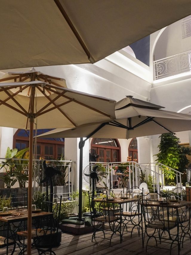 可看著湖景用餐的純白歐陸風西餐廳