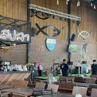 มีน้ำมีปลา 🐟 ร้านอาหารริมแม่น้ำ วิวดีมากกก🫧🎉