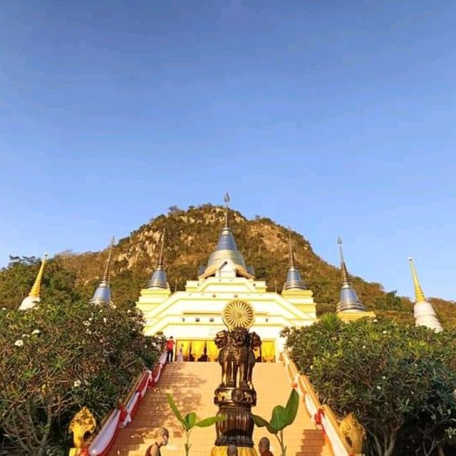 นมัสการหลวงพ่อองค์ขาวใหญ่ที่สุดในประเทศไทย
