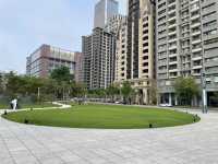 台中最美地標~可以吹冷氣看看表演之外 裡面還可以逛逛文青的商店跟吃美食
