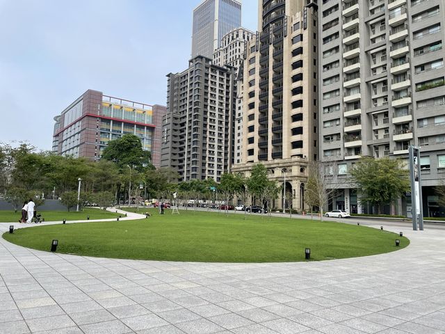 台中最美地標~可以吹冷氣看看表演之外 裡面還可以逛逛文青的商店跟吃美食