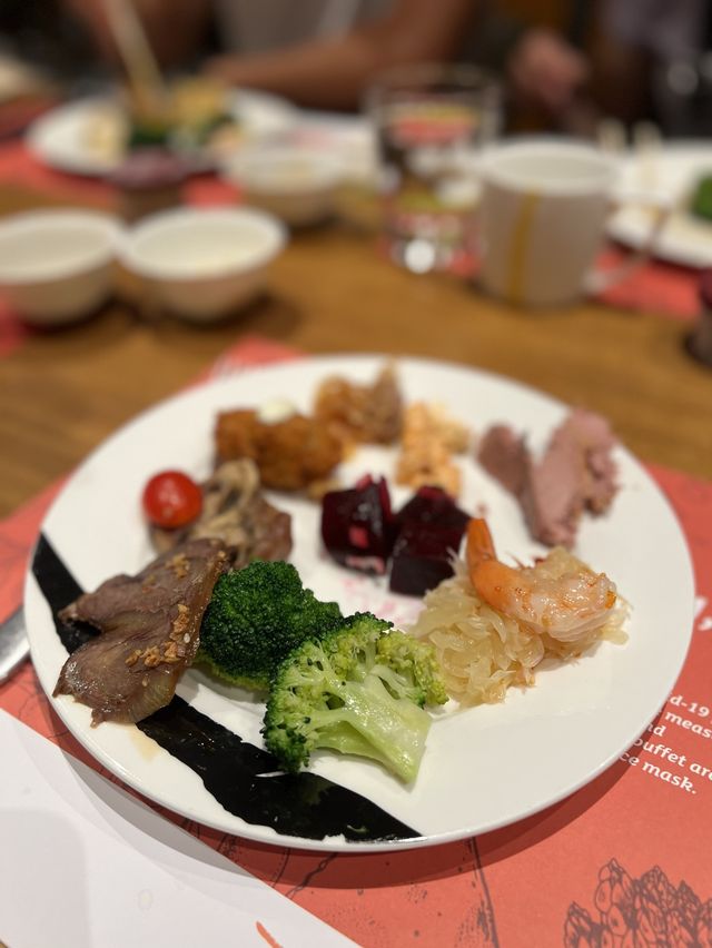 冷盤甜品味道中上，惟熱食選擇較少