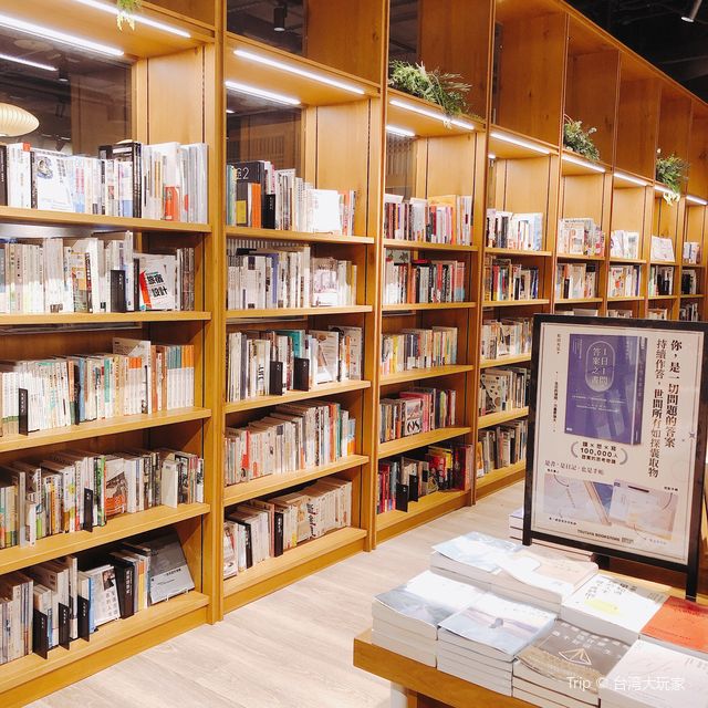 超壯觀的擺設🤩📚TSUTAYA BOOKSTORE 南港店