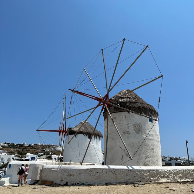 Beautiful white-washed streets of Mykonos 🤍