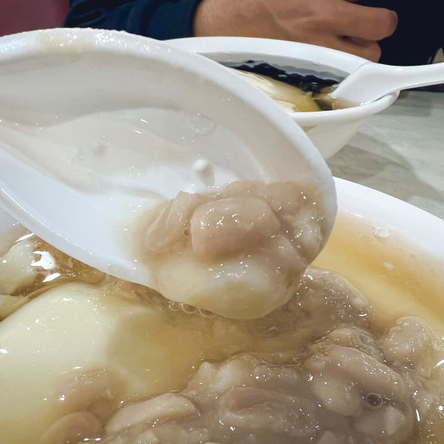 [新北淡水甜點]滬尾豆花~淡水在地人的古早味豆花｜花生超綿密入味 粉紅軟嫩Q談｜居然有葡萄乾豆花