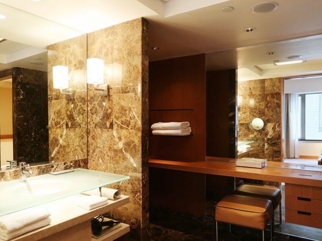 Twin room staycation in Grand Hyatt Hotel