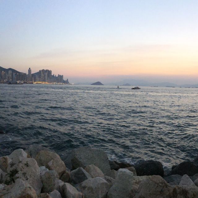 市區景色嘅海濱長廊