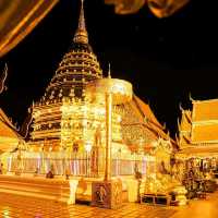 วัดพระธาตุดอยสุเทพ (ตอนกลางคืน)