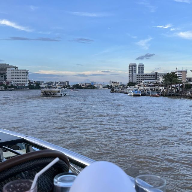 ล่องเรือชมวิว แม่น้ำเจ้าพระยา 