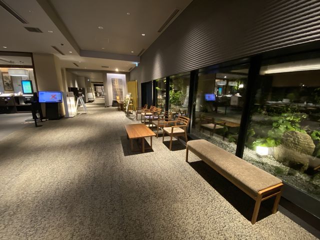 『ホテル京阪 京都八条口』共有スペースとフロント周辺