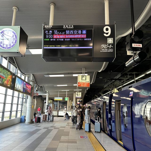 바다를 보며 달리는 공항 철도, 라피트 특급  
