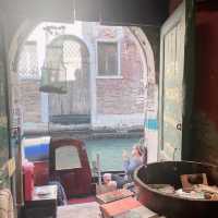 威尼斯十大必去景點之一《Librairie Acqua Alta 沈船書店》