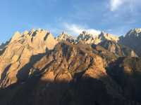 Hiking along Tiger Leaping Gorge 