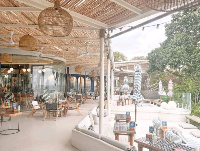 คาเฟ่ติดทะเล ที่พัทยา @ The Lunar Beach House Patt