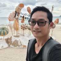 ชายหาดสวย  ทรายขาว น้ำทะเลสีฟ้า