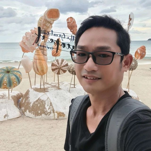 ชายหาดสวย  ทรายขาว น้ำทะเลสีฟ้า