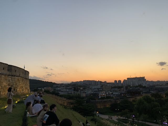 수원의 장안문과 방화수류정의 이름다운 풍경과 야경