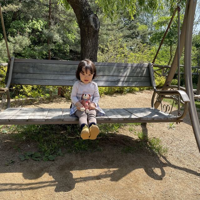 넓은 잔디밭, 그리고 뒷산이 있는 카페?!