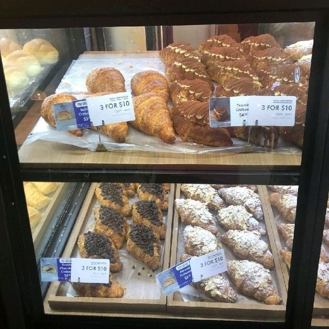 Au Croissant @ Waterway Point