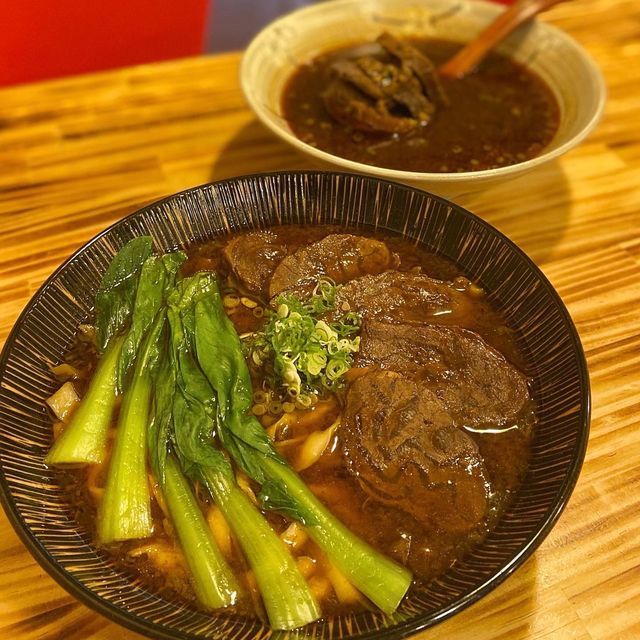［桃園/中壢］ 集英會牛肉麵館🐮｜中原夜市美食 超軟嫩牛肉 牛肉湯超好喝🤤 